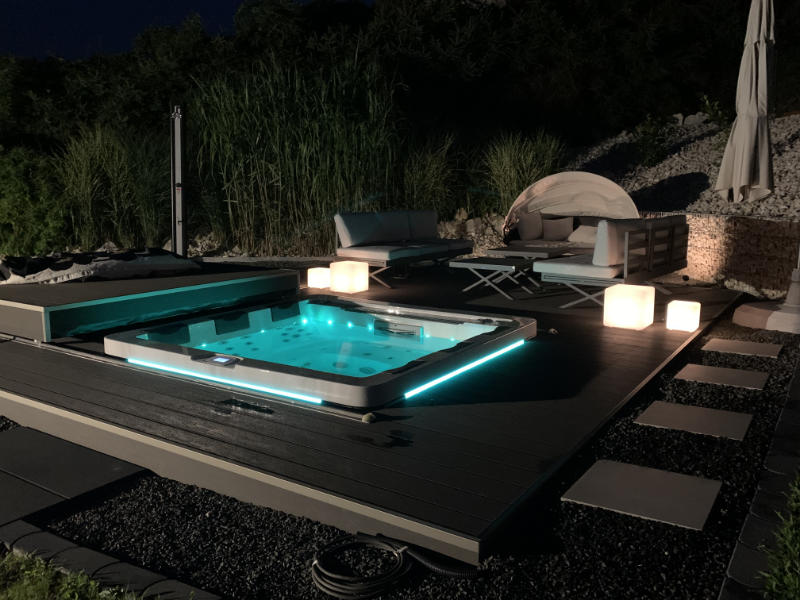 Eleganter Whirlpool Outdoor Hamburg - Foto bei Nacht - Atlantic Pool Schleswig Holstein